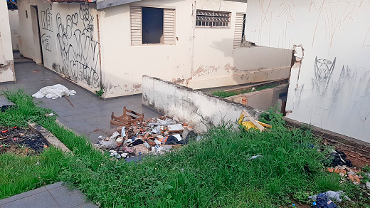 Casa abandonada na região da Capela é alvo de limpeza por determinação judicial