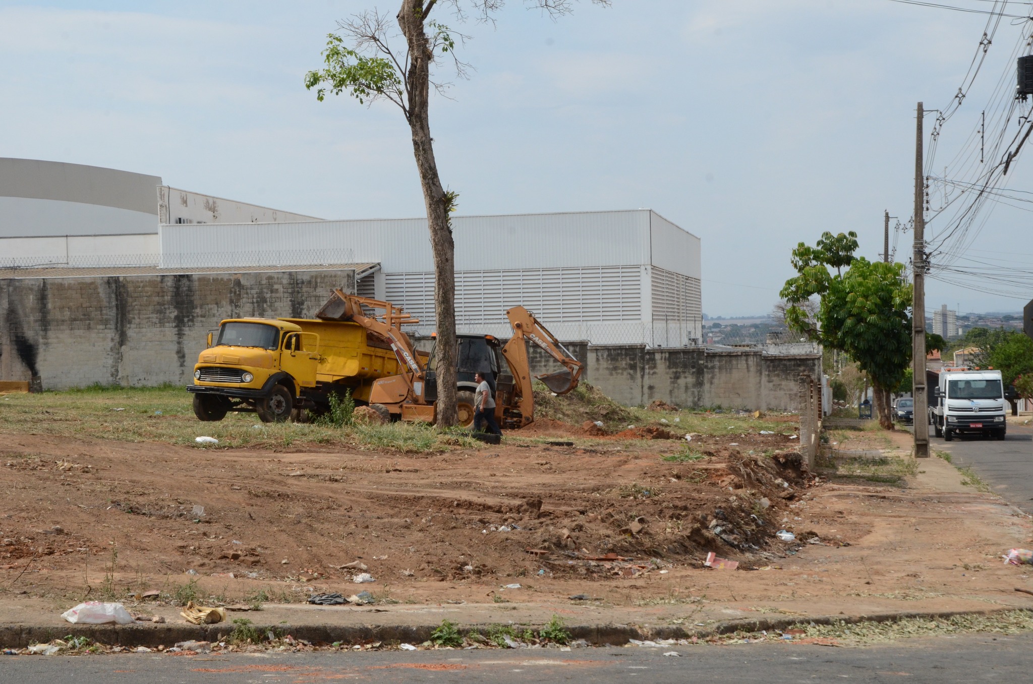 Prefeitura executa operação Choque de Ordem em terreno
