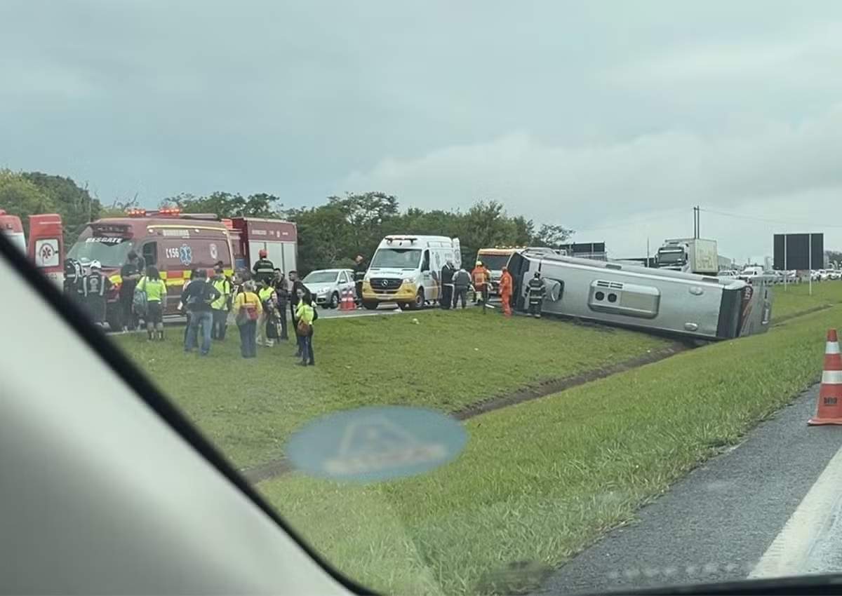 Ônibus tomba em canteiro de rodovia e deixa feridos em Mogi Mirim