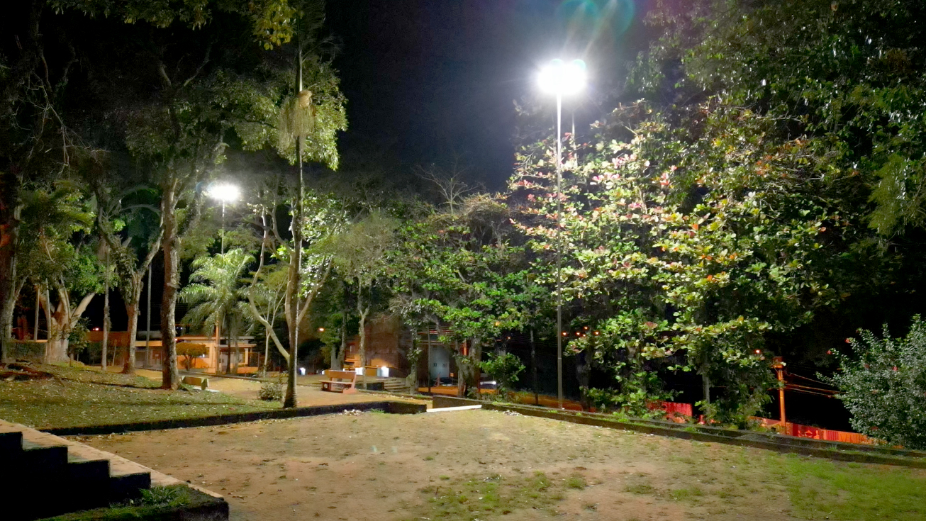 Praça Brasília, no Jardim Bela Vista, recebe limpeza e novas luminárias de tecnologia LED