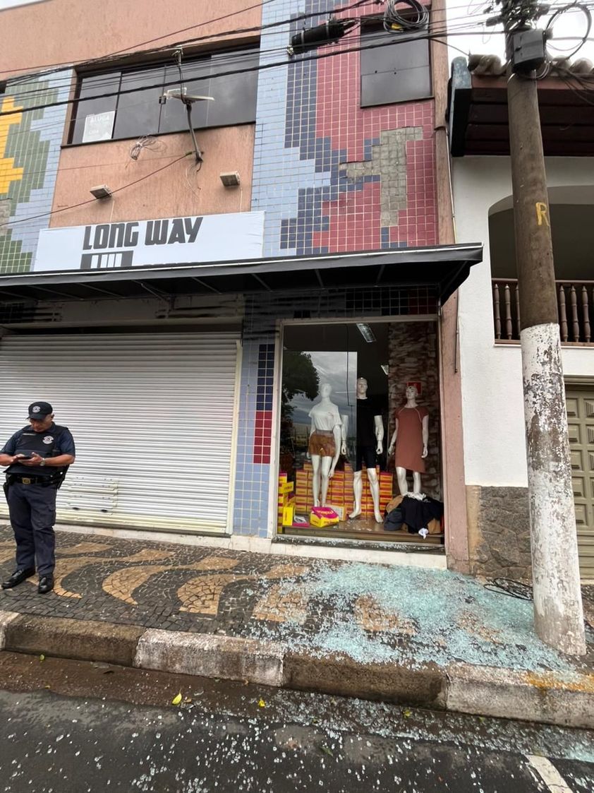 Loja é furtada no centro de Mogi Mirim.