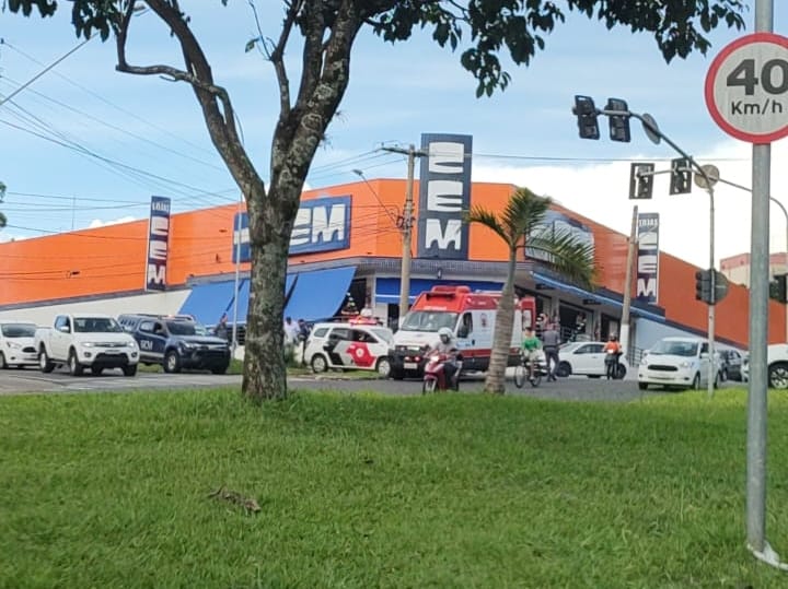 Motociclista e ciclista se envolvem em acidente em cruzamento de avenidas em Mogi Guaçu