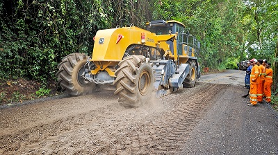 ​Estrada da Cachoeira recebe melhorias no pavimento